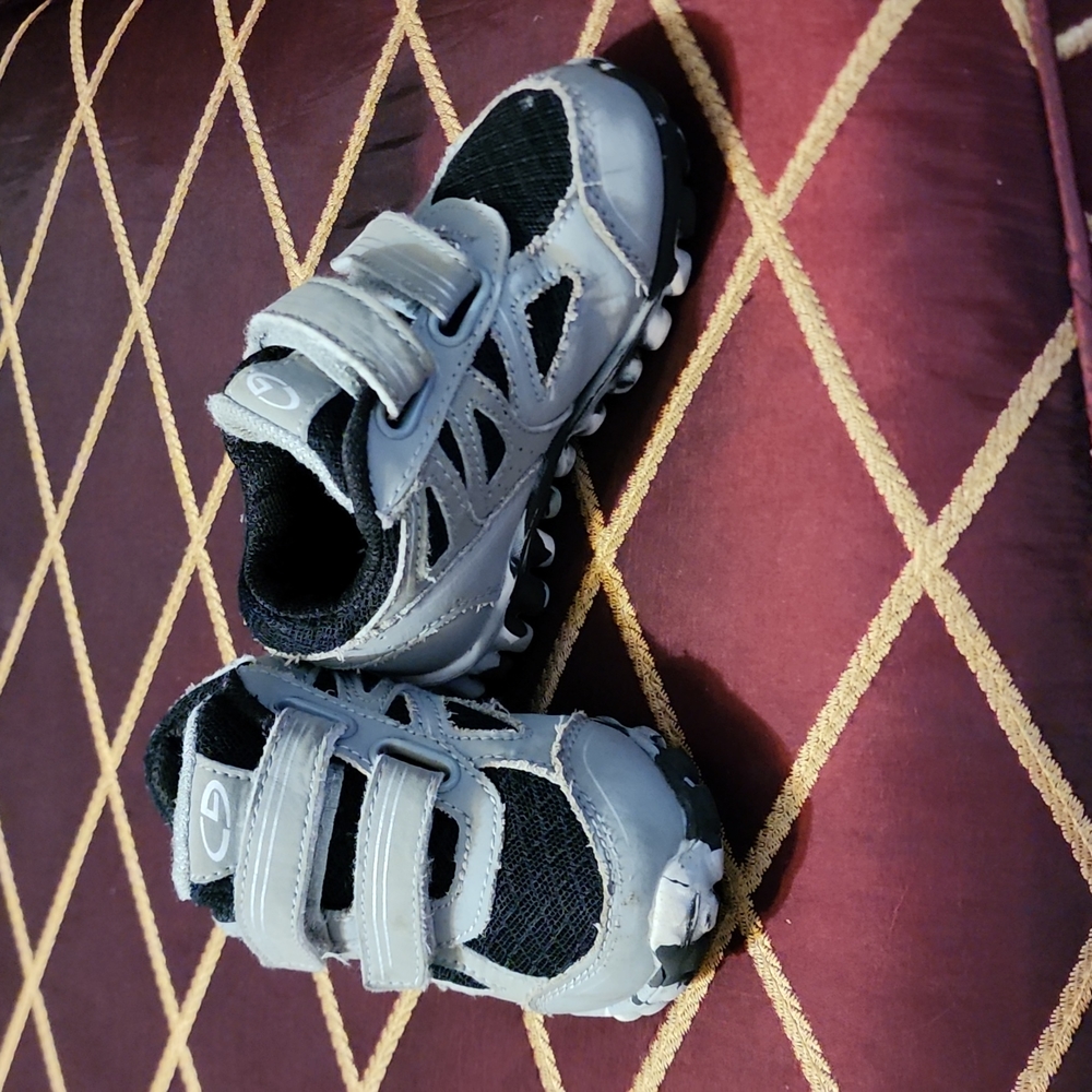 Size 6 toddler shoes - Picture 1 of 5